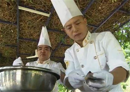 廚師回鄉創業開酒店，別出心裁主打竹蟲菜，日入過萬！