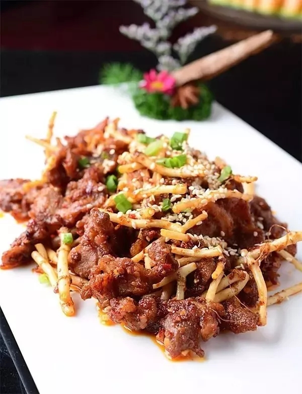 【酒樓菜】側(cè)耳根炒豬脆骨