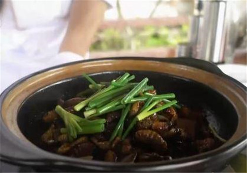 廚師回鄉創業開酒店，別出心裁主打竹蟲菜，日入過萬！