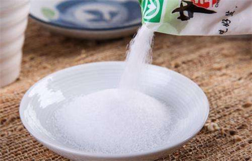 烹飪時，到底要先放鹽還是后放鹽？今天告訴你正確做法，別做錯了