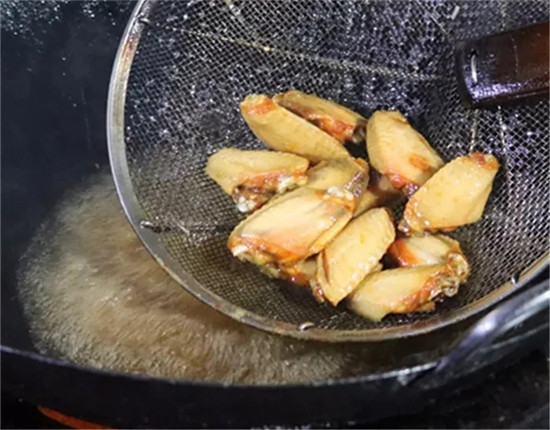 【創(chuàng)新菜】干煸雞翅鍋