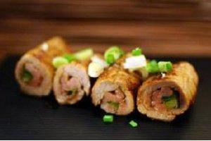 把洋白菜、手撕雞卷起來，就成為一道創新涼菜了！