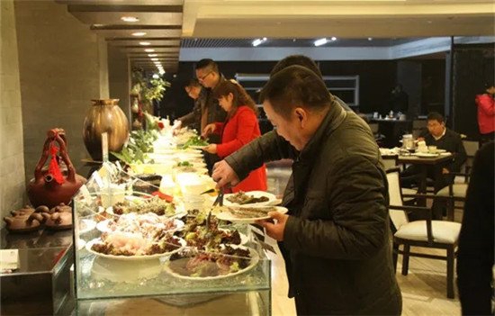 餐廳節日只賣套餐，食客非要單點還曝光餐廳！廚師：滾犢子！