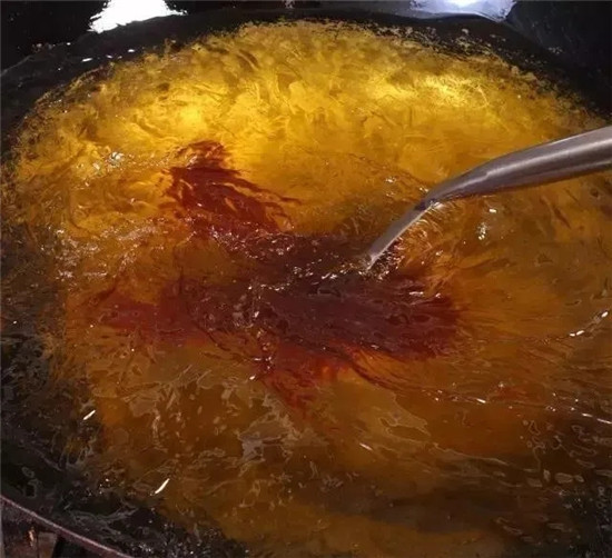 只用12種香料炒制，這款紅油火鍋麻辣鮮香，不渾不煳！