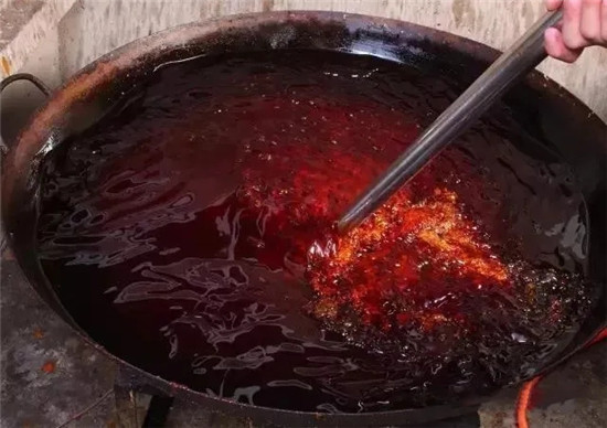 只用12種香料炒制，這款紅油火鍋麻辣鮮香，不渾不煳！