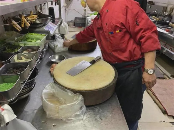 網曝大連某飯店廚師挑剩菜回鍋，店方：這是惡意誹謗！