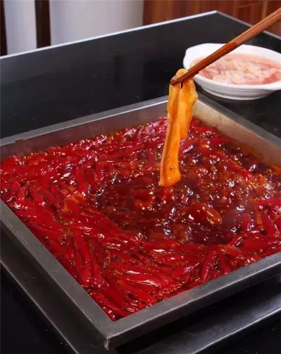 只用12種香料炒制，這款紅油火鍋麻辣鮮香，不渾不煳！