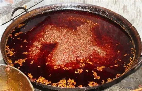 只用12種香料炒制，這款紅油火鍋麻辣鮮香，不渾不煳！