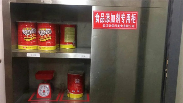 廚師誤用烘焙堿擺盤，食客以為是海鹽直接食用，結果……
