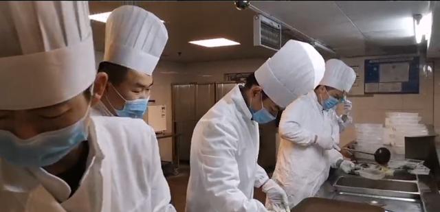 如何從人群中一眼認出廚師？