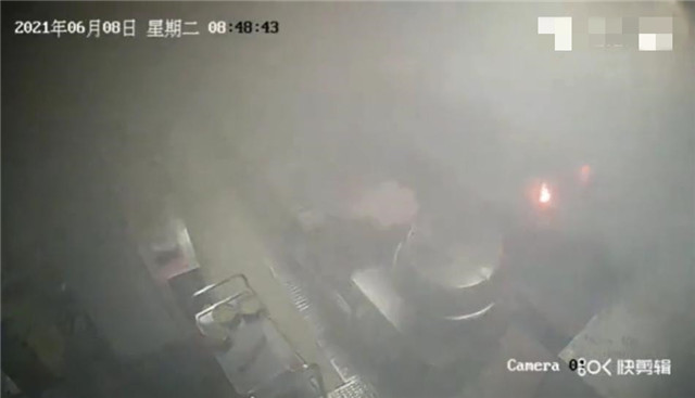 驚！廚師往鍋中倒入液體后，瞬間導致后廚起火！