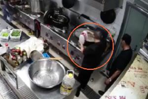 驚！​廚師往鍋中倒入液體后，瞬間導致后廚起火！