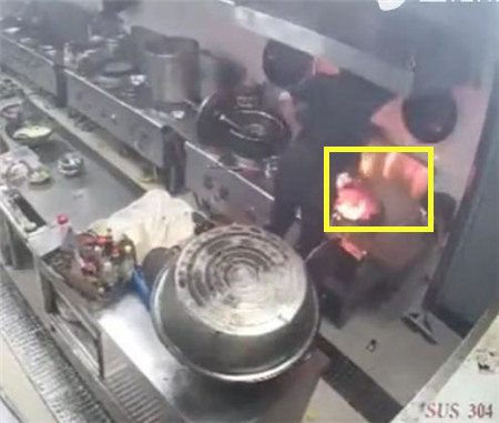 驚！廚師往鍋中倒入液體后，瞬間導致后廚起火！