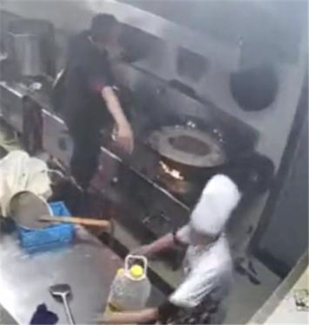 驚！廚師往鍋中倒入液體后，瞬間導致后廚起火！