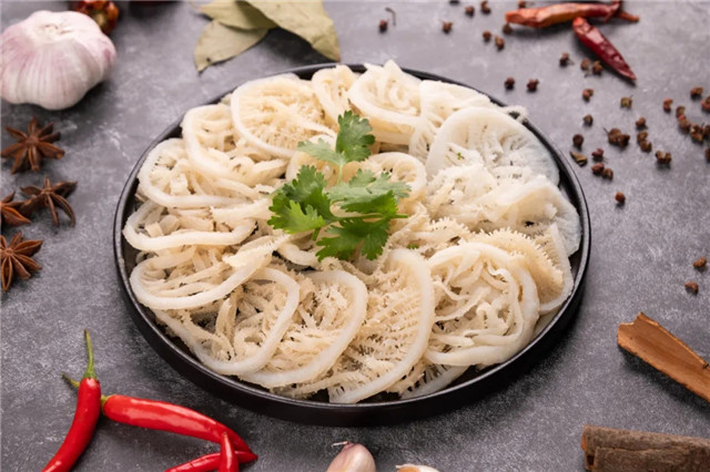廚師誤用烘焙堿擺盤，食客以為是海鹽直接食用，結果……