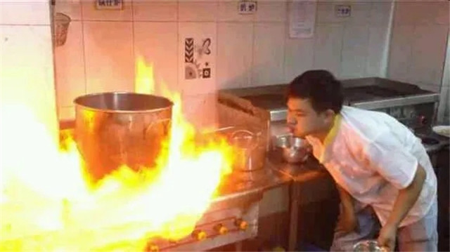 驚！廚師往鍋中倒入液體后，瞬間導致后廚起火！