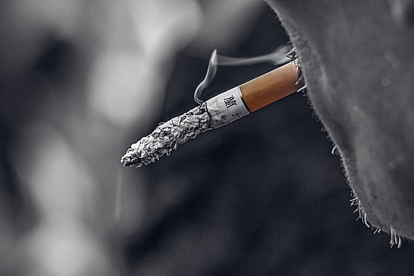 攝圖網(wǎng)_500325675_吸煙的人（企業(yè)商用）.jpg