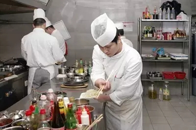 如何從人群中一眼認出廚師？