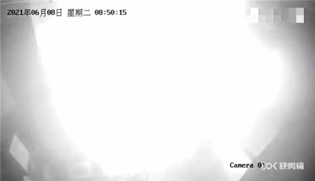 驚！廚師往鍋中倒入液體后，瞬間導致后廚起火！