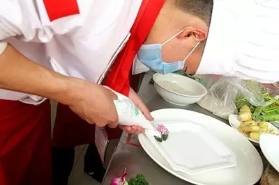 如何從人群中一眼認出廚師？