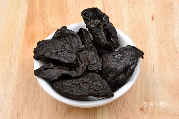 何首烏泡水喝會使白發變黑嗎 何首烏泡水喝的功效
