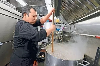 如何從人群中一眼認出廚師？