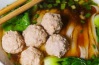 這碗米粉里的肉丸子，洋溢著澎湃的鮮美