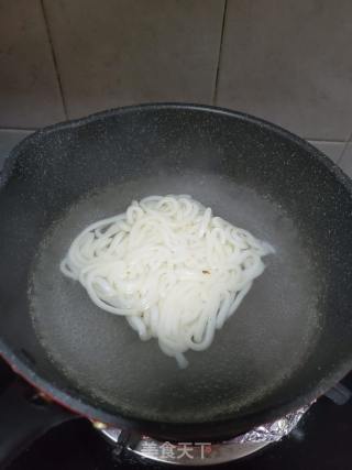 黑椒香腸煮烏冬面的做法步驟：4