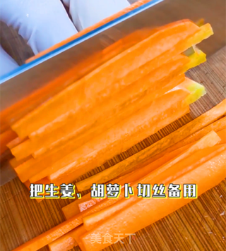 色澤金黃，口味酸甜，年夜飯中翹楚轟轟鍋包肉的做法步驟：2