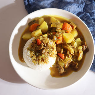 咖喱牛肉燉土豆蓋燒飯