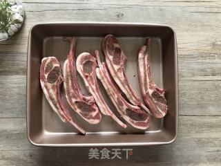 迷迭香雜蔬烤法式羊排的做法步驟：1