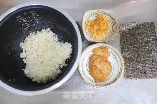 雞肉蘿卜紫菜包飯的做法步驟：1