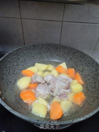 咖喱土豆燜護心肉的做法步驟：6