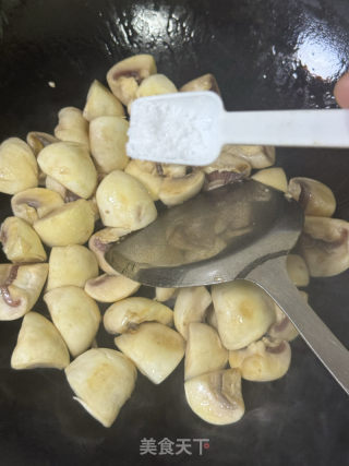 黃油口蘑牛肉粒的做法步驟：11