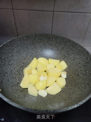 咖喱土豆燜護心肉的做法步驟：4
