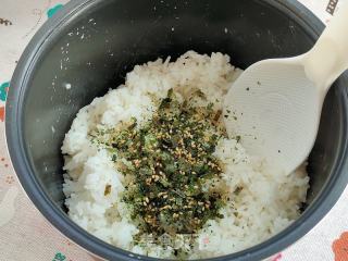 海苔肉松飯團的做法步驟：4