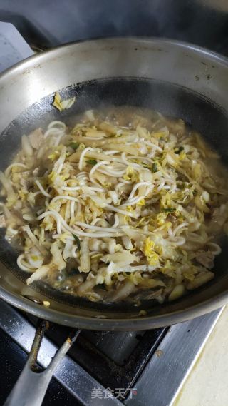 東北酸菜豬肉燉粉條的做法步驟：10