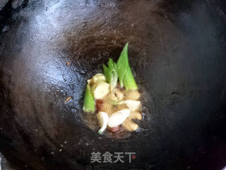 貼餅子燉小黃魚的做法步驟：8