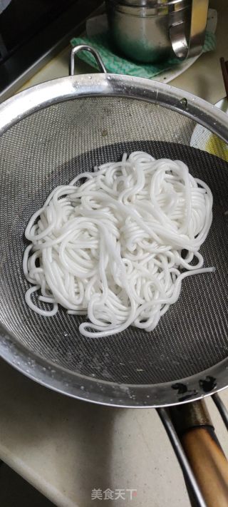 東北酸菜漬粉條的做法步驟：2