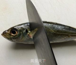 南蠻風(fēng)味腌漬竹莢魚的做法步驟：1