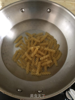 黑胡椒牛排意大利卷心粉的做法步驟：2