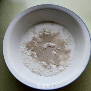 火腿蔬菜披薩的做法步驟：2