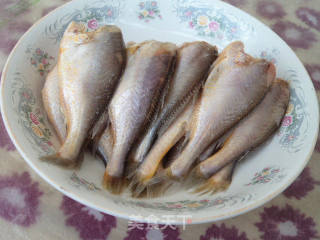 貼餅子燉小黃魚的做法步驟：2