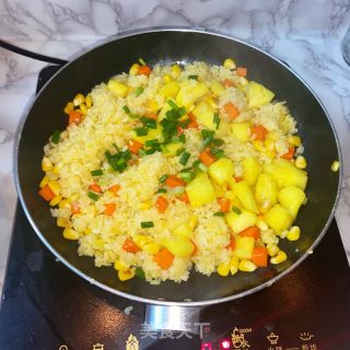 菠蘿炒飯的做法步驟：9