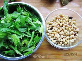 芹葉炒黃豆的做法步驟：1