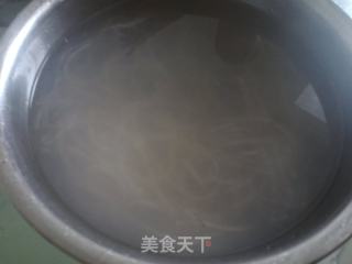 東北酸菜燉五花肉粉條的做法步驟：4