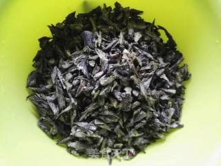 青椒炒干巴菌的做法步驟：4