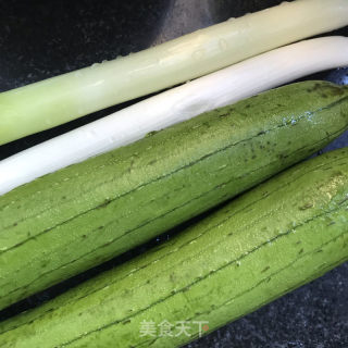 絲瓜炒羊肚菌的做法步驟：1