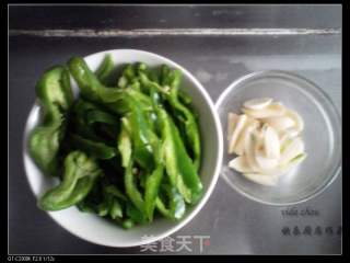 青椒燒燜子的做法步驟：2