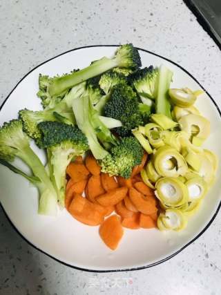 魷魚炒意面的做法步驟：1